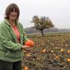 Herbstzeit ist Kürbiszeit: Eva Warmuth auf einem ihrer Kürbisfelder bei Wargolshausen.