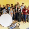 Nachwuchs in der Filmbranche: Die Filmgruppe des Sonderpädagogischen Förderzentrums  Würzburg mit dem Leiter Alexander Hillenbrand (rechts) und einem Teil der Darsteller.