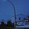 Licht ins Dunkel: Den aktuellen Energieverbrauch, etwa in Sachen Straßenbeleuchtung, will die Gemeinde Niederwerrn ermitteln. Im Umfeld der Schule könnte es bald ein Wärmenetz geben. Ein Elektromobil hat hier schon geparkt.