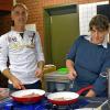 (am)   Die Gaststätte in der Mehrzweckhalle in Laudenbach hat einen neuen Pächter. Künftig wird die Laudenbacher Stube von Carsten Goldbach und seiner Lebensgefährtin Yvonne Hummitzsch geführt. Goldbach steht selbst am Herd und will seine Gäste ab 1. November mit einer gut bürgerlichen Küche verwöhnen. Kesselfleischbuffet und Menüs werden außer der normalen Speisekarte an bestimmten Tagen geboten. Bei der Begrüßung durch die ortsansässigen Vereine sagte Goldbach: „Ich freue mich auf das gemeinsame Feiern und die Zusammenarbeit.“ Er erfülle gerne Wünsche nach Menüzusammenstellungen bei privaten Familienfeiern. Eine Silvesterparty mit Live-Musik wird Goldbach auch anbieten. Die Gaststätte hat Montag bis Samstag ab 16 Uhr geöffnet, an Sonn- und Feiertagen ab 11 Uhr durchgehend. Goldbach ist bereit, auch außerhalb der Öffnungszeiten Bewirtungen zu übernehmen. Die Laudenbacher Stube ist unter  (01 75) 59 74 25 6 zu erreichen.