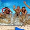 Hatten Spaß im Wasser: Die Gruppe in der Entspannungsphase nach dem Training mit (ab Zweiter von links) Thomas Wehling, Tanja Kern, Jürgen Bimmel, Nadine Brand sowie rechts Frank Wirth mit den Trainern Elli Straub (links) und Gert Müller (Zweiter von rechts).