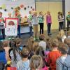 (mrl)   In einer Herbstfeier zeigten die Kinder der der Grundschule Wombach Beiträge aus dem Unterricht zum Thema Herbst. Die Klasse 1 eröffnete die Feier mit dem Lied: „Ihr Blätter wollt ihr tanzen?“. Das Gedicht „Der Gemüseball“ trug die Klasse 2a vor. Zwei Herbstlieder wurden von den zweiten Klassen gesungen. Das „Mäuseerntedank-Gedicht“ führte die Klasse 2b auf. Mit einem Beitrag aus dem Englisch-Unterricht „Ten little witches“ erfreuten die Klassen 4a und b die Zuschauer. Die dritte Klasse vertonte das Gedicht „Herbstbild“ von Friedrich Hebbel und trug die Herbstlieder „Ein Jäger längs des Weihers ging“ und „Leer sind die Felder“ vor. Bildnerisch gestaltet und als Rap vorgetragen wurde von der Klasse 4a das Gedicht „Herr Ribbeck auf Ribbeck im Havelland“ von Theodor Fontane. Die Zuschauer spendeten kräftigen Applaus und Schulleiterin Elisabeth Zock wünschte erholsame Herbstferien.