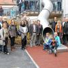 (ej)   Die Walther-Grundschule hat eine neue Attraktion: eine Tunnelrutsche. Das sei ein weiterer Baustein für einen attraktiven Pausenhof, sagte Rektorin Doris Bauer bei der Einweihung. Auch die Rutsche soll die Schüler zum gemeinsamen Spiel und zu mehr Bewegung animieren. Die Kosten teilten sich Stadt und Schule, die für das neue Gerät einige Sponsoren fand. Bauer: „Dass wir das Projekt Tunnelrutsche überhaupt in Angriff nehmen konnten, ist zum Großteil dem rührigen Elternbeirat zu verdanken.“ Mit den Kindern freuten sich über das neue Spielgerät Dieter Müller und Regina Höger (beide Gartenamt), Viktor Heck (Bürgervereinigung Heidingsfeld), Vera Marx (Raiffeisenbank Heidingsfeld), Christine Urlaub (Elternbeirat), Hans-Berthold Wiegand (Stadt), Stadtrat Udo Feldinger, Ines Pfister (Sparkasse), Marcus Viebahn (Architekt), Doris Bauer, Bürgermeister Adolf Bauer, Umweltreferent Wolfgang Kleiner.