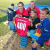 (kri)   Der 1. FC Eibelstadt hat seit Oktober beachtliche 400 Mitglieder.  Das 400. Mitglied ist der kleine Clemens Rüger, den Vorsitzender Martin Geißler auf dem Sportgelände am Mainpark begrüßte. Im Bild (von links): Clemens Rüger, Tobias Rüger, Martin Geißler, Verena Rüger und Linus Rüger.