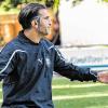 Engagiert, aber erfolglos: Kitzingens Trainer Tamer Yigit muss in Höchberg mit ansehen, wie seine Mannschaft untergeht.