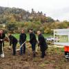 Los geht's: Mit dem symbolischen Spatenstich haben die Bauarbeiten für den Mehrgenerationenplatz begonnen.