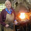 Das Feuer brennt: In der Werkstatt und in auh Schmiedemeister Emil Tripps in Niederrimbach, der kürzlich 75. Geburtstag gefeiert hat.