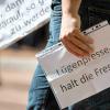 Bei einer Demo in Stuttgart: Motto eines Pegida-Anhängers.