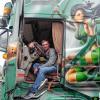Manuel Hüfner und sein Greenfighter: Der 28-jährige Vollblut-Trucker in seinem „Arbeitsgerät“, das er nach eigenen Vorstellungen ausgestattet hat.