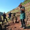Anstrengende Arbeit im stillgelegten Weinberg: Feldmaurer Martin Bücheler erklärt die ersten Schritte beim Abbau einer schadhaften Trockenmauer. An vier Baustellen wurde im Reicholzheimer Satzenberg gearbeitet.