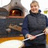 Neben Exotischem gab es auch Bewährtes: Frische Flammkuchen aus dem Holzofen beim Street-Food-Festival im Maintal.