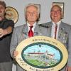 (ehe)   Als Schützenmeister steht Karl-Heinz Emmerich bereits seit zwölf Jahren an der Spitze der Schützengesellschaft Hettstadt. Nun ist er ein Jahr lang auch deren König. Traditionell wird der neue Würdenträger von den Mitgliedern und mit Salut der Böllerschützen zur Königsfeier zum Schützenhaus geleitet. Mit der Luftpistole gelang dem Schützenmeister beim Königsschießen die Krönung seiner Laufbahn. Emmerich war auch beim Wettbewerb um die von Vorgänger Peter Kempf gestiftete Königsscheibe erfolgreich. Zur Seite stehen dem neuen Schützenkönig 1. Ritter Kilian Roßmann und Sohn Frederik Emmerich als 2. Ritter. Als weitere Würdenträger wurden bei der Königsfeier auch Bogen-König Roger Bügenburg und Jugend-Bogenkönig Max Vollrath ausgezeichnet. Die Bogenschützen ermittelten ihre Sieger auf einem 3D-Schwarzbären als Ziel auf eine Entfernung von 18 Metern. Von links: Jugend-Bogenkönig Max Vollrath, Bogen-König Roger Bügenburg, Schützenmeister Karl-Heinz Emmerich, 1. Ritter Kilian Roßmann und 2. Ritter Frederik Emmerich.