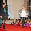 (mkr)   Freizeit- und Festtagskleidung in Kombination präsentierten „Principessa Brautmoden“ und „Jeans and more“ bei einer  Modenschau in der gut besuchten Stadthalle. DJ Klaus Heinrich untermalte den Abend mit Musik aus den Charts. Die neue Saison hält sich gerade im Freizeitbereich an leuchtende Herbsttöne und kombiniert diese mit Grobstrick und Kunstleder.  Passendes Schuhwerk stellte die Firma Schuh-Grötsch zur Verfügung. Um die Frisuren der Models kümmerten sich das Friseur-Team Kreativ sowie Friseurin Birgit Kner. Doris Bröge warb für Hautpflege, Claudia Pehl für Kalligrafie und die Firma Blütenzauber lieferte den Blumenschmuck.  Professionelle Tanzeinlagen der Showtanzgruppe A-Tension von der Tanzschule „Schrittweise“ aus dem Großraum Nürnberg rundeten die Veranstaltung ab.
