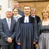 Florian Krammer (Mitte) ist der neue Vikar in Mellrichstadt: Festtagsfreude herrschte bei seiner Amtseinführung bei (von links) Freundin Birgit, Vater Franz, Schwester Lioba, Mutter Anna-Maria (vorne, rechts) sowie weiteren Verwandten. Ins Amt eingeführt wurde Krammer von Pfarrer und Kirchenrat Andreas Werner (hinten, Vierter von links).