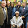 50 Jahre Bücherei Karlburg: Maßgeblich am Aufbau, am Erhalt und an der Fortentwicklung waren beteiligt (sitzend) Ferdinand Lobenhofer, langjähriger Schulleiter der Grundschule Karlburg, Begründer und Leiter der Bücherei von 1965 bis 1998. Stehend von links: Klemens Kübert, langjähriger Karlburger Stadtrat, Pfarrer Leo Brand, Waltraud Herzog, Büchereileiterin seit 1998, Gunter Müller, Karlburger Stadtrat und Mitglied im Bücherei-Kuratorium, Zweiter Bürgermeister Theo Dittmaier.