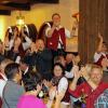 (fp)   Ausgelassene Stimmung herrscht zurzeit an den Wochenenden in der Winzerhalle Escherndorf beim Weinherbst. Auch zum Tanzen haben die Gäste Gelegenheit. Am Sonntag begrüßten die Symbolfiguren und Weinprinzessinnen der Volkacher Mainschleife die zahlreichen Besucher. Die Musikkapelle Escherndorf heizte den Leuten mit Blasmusik kräftig ein. Die nächsten Weinherbst-Termine sind am 24. Oktober mit den „Original Frankenbläsern“, am 31. Oktober mit den „Die Bibergauer“, am 7. November mit den „2 Schweinfurter“ und am 14. November mit der Band „Die Würz-buam“, jeweils ab 18 Uhr (Hallenöffnung 17 Uhr).