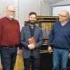 Spielte Musik aus der Zeit der Gotik und des Barock: Langen und stürmischen Applaus erhielt Organist Roland Dopfer für sein Konzert im Ostheimer Orgelbaumuseum. Museumsleiter Jörg Schindler-Schwabedissen (links) und Orgelbauer Christoph Schindler flankieren den Künstler.