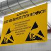 Gift für empfindliche Elektronik: Um statische Aufladungen zu vermeiden, tragen Mitarbeiter spezielle Kleidung.
