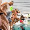 Endlich: Auf diesen Sprung ins Becken des Ochsenfurter Realschul-Schwimmbads haben Landrat Nuß und viele Schüler lange gewartet.