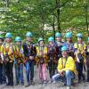 (lar)   Ein ungewöhnliches Oktoberfest erlebten die Schüler der Offenen Ganztagesschule „Modoclub“ an der Leo-Weismantel-Schule in Karlstadt. Sie gingen in den Kletterwald in Heigenbrücken. Traditionell steht am im Oktober bei den Ganztagesschülern des Karlstadter Leo-Weismantel-Förderzentrums ein erlebnispädagogisches Projekt auf dem Stundenplan. So durften sich die Jugendlichen einen Nachmittag lang auf mehreren Kletterparcours auspowern. Wie Projektbegleiter Uwe Breitenbach erklärte, ist das Ziel des Kletterwaldbesuches, die Talente der Schüler zu wecken und das Selbstbewusstsein zu stärken. Besonderen Dank sprach Breitenbach an der Stelle auch dem Lionsclub aus, der diese Projekt wieder finanziell unterstützte. Nach einem passend zum Oktoberfest deftigen Abendessen zusammen mit Erzieherin Susanne Schmitt und Kinderpflegerin Jutta Goldbach, rundeten die Schüler den Tag dann mit einer Nachtwanderung auf den Saupurzel ab, wo am Lagerfeuer noch Stockbrot gegrillt werden konnte. Mit einer Schulhausübernachtung mündete das Projekt dann in den nächsten und letzten Schultag vor dem Wochenende.