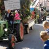 Der Zug kommt: Heute noch als „Gast“ auf dem Traktor, in wenigen Jahren aber schon werden die Kinder von heute sicher auch die Wagen beim Umzug durch Nenzenheim lenken.