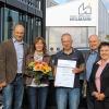 (li)   Firmenchef Rudi Heilmann und seine Frau Marliese (rechts) von der Stahl- und Metallbau GmbH Grettstadt ehrten Waldemar Bednorz (Dritter von rechts) aus Schweinfurt, für 25-jährige Betriebszugehörigkeit. Bednorz kam in die Firma, als der Betrieb vor 25 Jahren in der Aufbauphase stand. Der zuverlässige und eifrige Mitarbeiter arbeitete in den ersten Jahren bei der Gummierung von Teilen entscheidend mit. Heute fertigt und repariert er Tore aller Art und Größe und saniert Main-Schleusen. Als Anerkennung für die langjährige   Betriebszugehörigkeit überreichte der Chef ihm eine Urkunde der Handwerkskammer Würzburg-Schweinfurt und ein persönliches Geschenk. Inge Dorsch (Dritte von links) ist seit 2002 Mitarbeiterin in Teilzeit. Sie schreibt Rechnungen. Sie scheidet zum Jahresende aus dem Betrieb aus. Sie ist eine sehr zuverlässige und angesehene Angestellte. Mit einem großen Blumenstrauß und einem Präsent wurde auch sie verabschiedet. Der Firmenchef teilte weiter mit, dass sein Sohn Florian jetzt auch Geschäftsführer und gleichberechtigter Partner ist. Dessen Frau Eva-Maria ist Junior-Chefin und Mitarbeiterin in dem Betrieb mit 20 Beschäftigten. Die beiden Auszubildenden erlernen den Beruf Fachrichtung Konstruktionstechnik. Die beiden Ehepaare Rudi und Marliese sowie Florian und Eva-Maria Heilmann sind mit Donnersdorf sehr verwurzelt. So ist zum Beispiel Marliese Heilmann schon seit Jahrzehnten Pfarrgemeinderatsvorsitzende und ihr Sohn Florian spielt schon lange in der Donnersdorfer Blaskapelle.