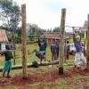 Hält: Benjamin Roesch hat sich der Unterstützung einer Schule in Kenia verschrieben. Jüngstes Projekt ist der Spielplatz, den er dort für behinderte Kinder gebaut hat.