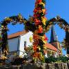 (hf)   Seit dem Erntedankfest sind in vielen Kirchen Erntekronen zu bewundern. Etwas anders ist das im thüringischen Mendhausen. Dort steht die Erntekrone direkt auf dem Dorfplatz. Im 25. Jahr der Einheit haben die Einwohner von Mendhausen ihre Erntekrone besonders schön gestaltet und vor der Kirche am Brunnen des Dorfplatzes aufgestellt. Ein Hingucker ist die Krone auf jeden Fall, vor allem dann, wenn die Herbstsonne die bunte Erntekrone in das rechte Licht rückt.