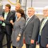 Führung durch die neue Halle: Fertigungsleiter Tiemo Stürzenberger erläutert Geschäftsführer Werner Beuerlein, Gesellschafterin Birgit Ros, Bauleiter Wolfgang Müller und dem Architekten Klaus Eiring die Funktionsweise der neuen Maschinen.