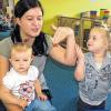 Bereit für die Kleinsten: Seit September 2012 nimmt der Kindergarten Rottershausen Kleinkinder auf. In den Sommerferien richtete der Trägerverein den Bereich zur Freude der Kleinen besonders her. Auf unserem Foto singen und spielen die Kinder Luna und Mila mit Erzieherin Sabrina Schneider.