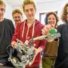 Sie wollen mit diesem Roboter gewinnen: Die Schüler (v. l.) Dennis Kristhofen, Semjon Erche und Ben Steppert mit ihren Coachs Martin Hennecke und Kristina Kurz.