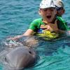 Siebte Delfintherapie: Tommi Adams mit Therapeut Matthias Krieger und Papito auf Curaçao. Man kann deutlich sehen, wie viel Spaß der Junge aus Donnersdorf auch diesmal mit dem Delfin hat.