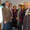 Schon gut ausgestattet: In der neuen Kleiderkammer in der Ochsenfurter Hauptstraße trafen sich (von links) Bürgermeister Peter Juks, Sparkassen-Gebietsdirektor Burkhard Ziegler, Sylvia Asmodena Kurtar, Gertrud und Alois Hanke sowie Josef Grieb vom Helferkreis.