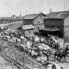ARCHIV - Ein Flüchtlingstreck auf der Flucht vor der Front des Zweiten Weltkriegs in Osteuropa (undatiertes Archivbild aus dem Jahr 1945). Rund 14 Millionen Deutsche waren im Zweiten Weltkrieg auf der Flucht, schätzen Historiker. Ein Großteil der Vertriebenen stammte aus Ostpreußen. Foto: dpa (zu dpa Themenpaket «Flüchtlingsgeschichte» vom 20.09.2015) +++(c) dpa - Bildfunk+++