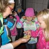 Marion Ehrlinger zeigte den Kindergartenkindern, wie der Apfelsaft in die Flasche kommt.