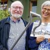 Thomas und Christiane Michel, Meiningen: Ein kurzer Gang in den Keller, und schon ist Thomas Michel, seit vielen Jahren Vorsitzender des Theaterfördervereins Meiningen, zurück mit dem Wotan-Stab für das Porträtfoto. Eine Erinnerung an den legendären Meininger Wagner-Ring. „Er hat sogar seine Sollbruchstelle“, lacht Michel über das Stück aus dem Theaterfundus. Der damalige Dirigent Kyrill Petrenko wird bald Chef der Berliner Philharmoniker.Dem Theater waren er und seine Frau Christiane schon vor der Wende verbunden durch den kleinen Grenzverkehr. Ab 1990 half der Jurist bei der Installation einer funktionierenden Rechtsabteilung für die Stadt Meiningen vom Landratsamt in Bad Neustadt aus. 1991 wechselte er als „Aufbauhelfer“ ans Thüringer Innenministerium nach Erfurt. 1992 entstand in Meiningen das Verwaltungsgericht und erfahrene Juristen wurden als Richter gesucht. Thomas Michel bekam die Stelle. 1994 zog die Familie dann schließlich mit den drei Kindern Sebastian, Teresa und Max von Franken nach Thüringen um. „Die allererste Bekanntschaft mit Meiningen, das war schon 1980, war nicht gerade ideal gewesen, mit Inversionswetterlage und dem intensiven Geruch der Braunkohle in der Luft. Aber wir spürten trotzdem: Die Stadt hat was“, erinnert sich Thomas Michel. Der Umzug von Franken nach Thüringen später war unproblematisch. „Ein Ost-West-Unterschied ist nicht unser Thema. Hier wie dort sind Menschen bereit, sich für andere einzubringen“, sagt Christiane Michel. Ehemann Thomas ist der Meinung, dass die Angleichung der Löhne nach all den Jahren notwendig ist, denn es werde die gleiche Arbeit geleistet und das Leben koste überall ähnlich viel Geld.Christiane Michel engagiert sich nicht nur in der katholischen Kirche von Meiningen, sondern arbeitet auch ehrenamtlich als Hospiz-Ausbilderin. Das macht ihr große Freude, denn diese Arbeit betrifft das wirklich Wichtige im Leben. Ein weiterer Traum von Christiane Michel ging im Juni nach zehnjähriger Vorarbeit in Erfüllung: die Autobahnkirche der A 71 wurde eingeweiht. Als sie vor Jahren dem damaligen Rhön-Grabfelder Landrat Fritz Steigerwald diese Idee vorstellte, war der „ganz elektrisiert“. „Hier soll ein Zeichen der Dankbarkeit stehen für die unblutige Öffnung der Grenze!“ Denn für Christiane Michel ist die friedliche Wende ein wirkliches Wunder.