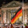 Vor dem Reichstagsgebäude: Am 3. Oktober 1990 hissten junge Sportler vor einer jubelnden Menge die deutsche Flagge.