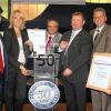 Gratulationscour: Joachim Schlereth (links), Vertriebsdirektor vom Mercedes-Benz-Pkw für Nordbayern, überreichten Michaela und Michael Iglhaut das Jubiläumspräsent von Mercedes-Benz. Weitere Ehrenurkunden hatten Radu Ferendino (dritter von links) sowie Walter Heußlein (von rechts) von der Handwerkskammer und Roland Hoier von der Kfz-Innung mitgebracht. FOTO Hartmut Hess