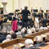 Himmlisches Klangerlebnis: Die belgische Klarinettistin Annelien Van WauWe und die Staatsphilharmonie Nürnberg unter Generalmusikdirektor Marcus Bosch begeisterten am Samstag die Zuhörer beim Konzert in der Abteikirche Münsterschwarzach. Das 91 Musiker starke Orchester entführte die Zuhörer mit Mozarts A-Dur Klarinettenkonzert und Bruckners neunter Symphonie in die Klangwelt symphonisch-orchestraler Musik.