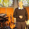(hof)   Auch der zweite Begegnungstag in der Aussegnungshalle stieß auf große Resonanz. Ein abwechslungsreiches Programm gab Anregungen zum Umgang mit Tod und Trauer. Krankenhausseelsorger Pfarrer Franz Feineis eröffnete den Begegnungstag mit dem Themenkomplex „Hospiz“. Unter der Überschrift „Trösten und Begleiten“ gab es Gedanken von Trauerberaterin Cornelia Krines-Eder. Unter dem Motto „Und auf einmal steht es neben dir“ folgten Literatur und Musik mit Peter Hub und Hans-Joachim Richl. Hub rezitierte Texte und Gedichte, die sich mal ernst, mal augenzwinkernd mit dem Thema „Tod“ beschäftigen. Dazu gab es Anekdoten und illustre Grabsprüche. Zwischendurch spielte Pianist Hans-Joachim Richl. Mit „Unerhört“, einem Konzert mit Clemens Bittlinger David Kandert, David Plüss und Helmut Kandert, klang der Tag aus.