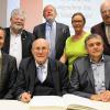 Eintragung ins Goldene Buch: An die 25 Jahre währende Partnerschaft Veitshöchheims mit dem sächsischen Geithain erinnerten bei einem Festakt (vorne von links) Bürgermeister Jürgen Götz, Bundesminister a.D. Wolfgang Bötsch, Geithains Bürgermeister Frank Rudolph sowie (hinten) Partnerschaftsbeauftragter Oswald Bamberger, Altbürgermeister Rainer Kinzkofer, Geithains Partnerschaftsbeauftragte Gabi Sporbert und der frühere Veitshöchheimer Beauftragte und Partnerschafts-Initiator Ludwig Kneitz