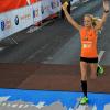 (rus)   Mit einer hervorragenden Leistung wartete Manuela Greier (TSV Hollstadt) beim Stadtlauf Nürnberg im Halbmarathon auf. Sie absolvierte die 21,1 Kilometer in einer Zeit von 1:35,18 Stunden und gewann damit ihre Altersklasse W 45. In der Gesamtwertung aller 460 Frauen wurde sie Neunte. Der Lauf findet in Nürnberg traditionell am Tag der Deutschen Einheit statt. Die 10,5-Kilometer-Schleife, die dabei zweimal durchlaufen werden muss, startete am Opernhaus, führte Richtung Wöhrder See. Anschließend über die Insel Schütt und nach einem kurzen, knackigen Anstieg vorbei an der Lorenzkirche in den Frauentorgraben und wieder zurück zum Opernhaus.