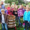 (jul)   Wie kleine Profis bewirtschaften auch in diesem Schuljahr die Schüler der vierten Klasse der Grundschule Sommerach den Schulweinberg. Kurt Münch hilft ihnen dabei und gleich zu Beginn des Schuljahres stand die Weinlese an, teilt die Schule Sommerach mit. Zur Ernte brachten Münch und seine Ehefrau die gesamte Ausrüstung wie Kelter, Traubenmühle, Bottiche, Fässchen, Eimer und Scheren mit. Die Schüler kosteten zunächst verschiedene Traubensorten und beurteilten deren Geschmack. Nach einer kurzen Einweisung begann die Lese und die Buben und Mädchen ernteten mit großem Eifer. Danach zeigte Münch den fleißigen Helfern, wie die Trauben gemahlen und anschließend in der Kelter gepresst werden. Ansprechende 95 Grad Öchsle zeigte das Messgerät, ein Refraktometer, an. Höhepunkt des Vormittags war die Brotzeit mit Traubensaft und Brezen.