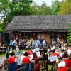 (kör)   Der Neustart auf der Tannenberghütte hat am Samstag viele Hunderte in den Ottenhäuser Grund gelockt. Nachdem im Frühjahr Hüttenwirtin Katharina Dietz sich mit einem Wirtshaussingen verabschiedet hatte und sich bei den Sängerfreunden kein Nachfolger fand, hat nun der Musikverein Hesselbach die Regie auf der Alm übernommen. Er wird die Hütte künftig immer donnerstags und sonntags von 13 bis 19 Uhr bewirtschaften. Zum Einstand unterhielt er die Besucher mit volkstümlicher Musik. Bei schönem Wetter verbanden viele den Besuch zur oder rund um die Hütte mit einer Wanderung.