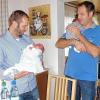 In jedem Arm ein Kind: (von links) Klaus Seiffert mit Charlotte und Frank Mirring mit Anton, im Hintergrund Aurelia.