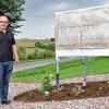 Hier geht's los: Jürgen Väth am Startpunkt des Planetenwanderwegs im Bischbrunner Ortsteil Oberndorf.