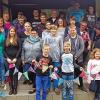 (ski)   Nach Ende der Schulferien trafen sich die Ministranten aus Nordheim, Hausen und Heufurt zusammen mit Pfarrer Georg Neumann, Pastoralreferentin Iris Will-Reusch und den Mitgliedern des Ministrantenausschusses zu einem Wochenende im Schullandheim in Schafhausen in Thüringen. Nachtwanderung und Lagerfeuer standen am Abend auf dem Programm. Handwerklich konnten die Jungen und Mädchen ihr Geschick beim Bau von Insektenhotels unter Beweis stellen. Als Zeichen ihrer Gemeinschaft nähten sich alle Teilnehmer einen Wimpel und schrieben ihre Namen darauf. Aneinandergereiht als Kette, suchen diese Wimpel noch einen Platz, der dem Dienst und dem Einsatz der Ministranten in der Pfarreiengemeinschaft gerecht wird. Zum Abschluss feierten alle zusammen eine heilige Messe, zu der sich auch einige Eltern eingefunden hatten. „Wir sind eine tolle Gemeinschaft“, das konnten am Ende alle feststellen, die Kinder, die Jugendlichen und auch die Erwachsenen.