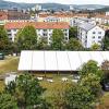 Abbau und Aufbau in der Zellerau: Während das Zelt jetzt nach und nach abgebaut wird, wird die Fläche links davon bereits für die neuen Wohnmodule erschlossen.