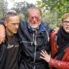 Hilflos: Zwei Männer stützen im Schlossgarten in Stuttgart den durch einen Wasserwerfer verletzten Dietrich Wagner nach einer Demonstration gegen das Bahnprojekt Stuttgart 21. Beim harten Polizeieinsatz ist er vom Strahl eines Wasserwerfers an den Augen schwer verletzt worden.