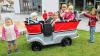 Glückspilze: In einem besonders großen Kinderwagen wollen die Krippenkinder am Samstag in die Kita einziehen.